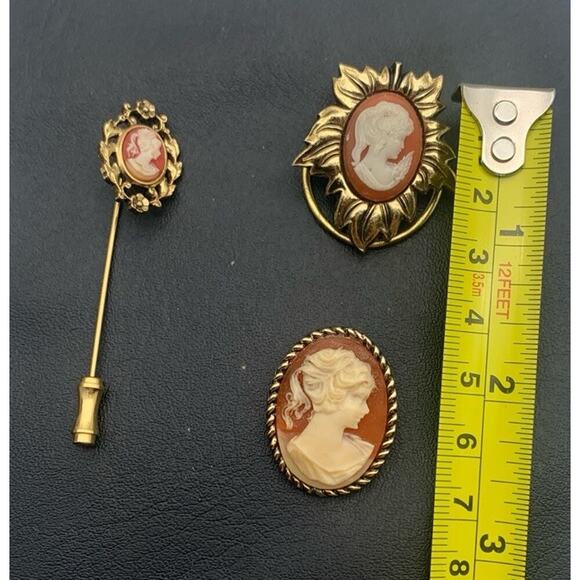 Vintage Gold Tone Cameo Stick Pin, Brooch, & Scarf Clip Set Lot - Picture 4 of 4
